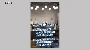 Kanzler Merz sitzt auf einer Podiumsdiskussion zwischen vier Schülerinnen und Schülern.