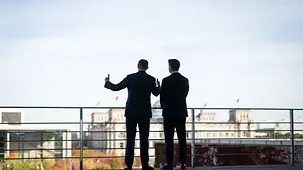 Bundeskanzler Friedrich Merz mit dem litauischen Ministerpräsidenten auf der Terrasse des Bundeskanzleramts.