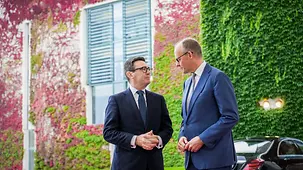 Bundeskanzler Friedrich Merz mit dem Britischen Premierminister Andrew Burnham vor dem Bundeskanzleramt.