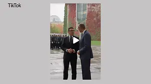 Kanzler Merz und der britische Premier Burnham vor dem Kanzleramt. Im Hintergrund die Ehrenformation der Bundeswehr.