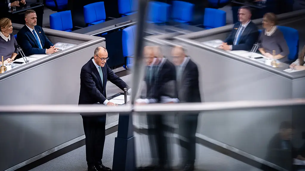 Bundeskanzler Merz am Rednerpult im Deutschen Bundestag