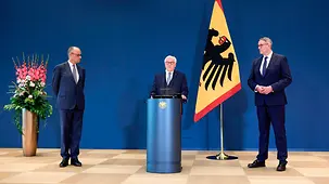 Bundeskanzler Friedrich Merz bei der Ernennung von Alexander Schweitzer, Bundesministerin für Arbeit und Soziales, beim Bundespräsidenten.