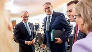 Bundeskanzler Friedrich Merz und Alexander Schweitzer, Bundesministerin für Arbeit und Soziales, vor Beginn der Kabinettssitzung.