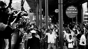 Auf einem vollen Bahnsteig sieht man den Orient-Express, der 1969 in München ankommt.