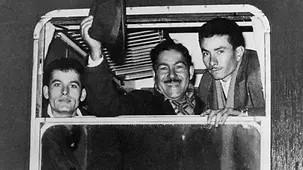 Man sieht den Tabakzüchter Mehmet Ali 1966 aus einem Zugfenster winken.