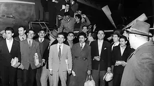 Auf dem Flughafen in Düsseldorf sind türkische Gastarbeiter aus dem Flugzeug gestiegen und stehen auf dem Rollfeld.