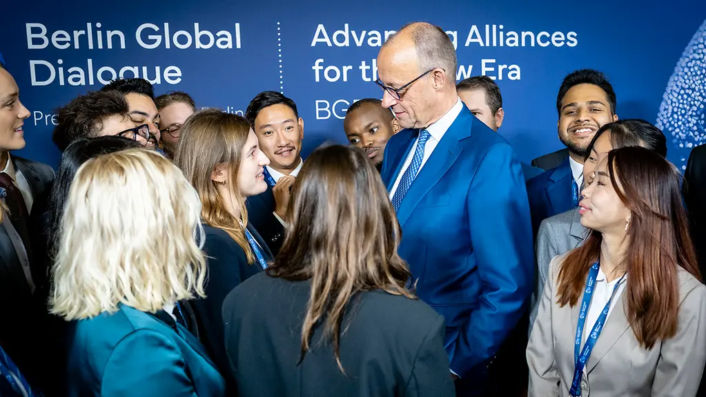 Bundeskanzler Friedrich Merz im Gespräch mit Jugendlichen beim Berlin Global Dialogue.