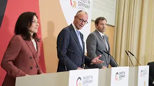 Bundeskanzler Friedrich Merz beim Statement zum Investitionsgipfel.