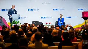 Bundeskanzler Friedrich Merz bei einer Rede auf dem Podium.