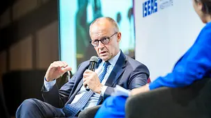 Bundeskanzler Friedrich Merz beim Bühnengespräch.