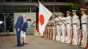 Bundeskanzler Friedrich Merz und Sanae Takaich, Ministerpräsidentin von Japan, verbeugen sich beim Empfang mit militärischen Ehren.