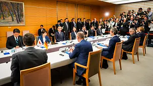Bundeskanzler Friedrich Merz beim Gespräch mit Sanae Takaich, Ministerpräsidentin von Japan, umringt von Medienvertretern.