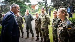 Bundeskanzler Friedrich Merz im Gespräch mit Soldatinnen und Soldaten.