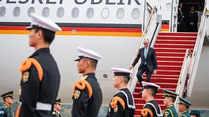 Bundeskanzler Friedrich Merz steigt aus einem Flugzeug.