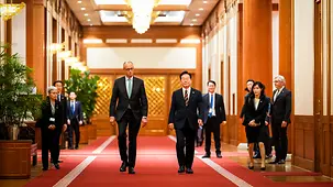Bundeskanzler Friedrich Merz geht neben Lee Jae Myung, Präsident der Republik Korea.