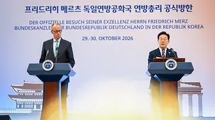Bundeskanzler Friedrich Merz und Lee Jae Myung, Präsident der Republik Korea, bei gemeinsamer Pressekonferenz.
