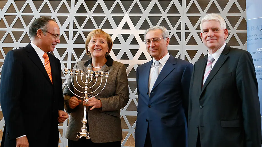 Angela Merkel with the President, Vice-Presidents and the menorah