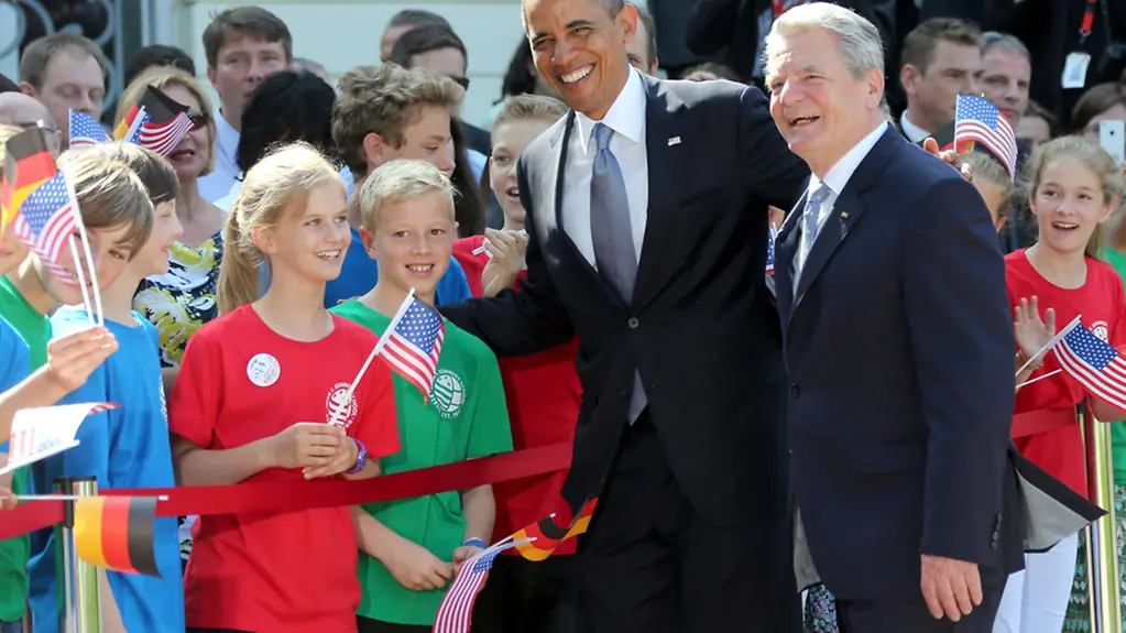 Obama and Gauck with children from the John F. Kennedy School