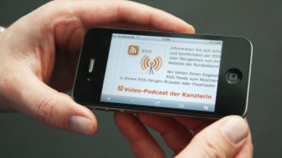 Darstellung des RSS-Feeds für den Podcast der Bundeskanzlerin auf einem Smartphone