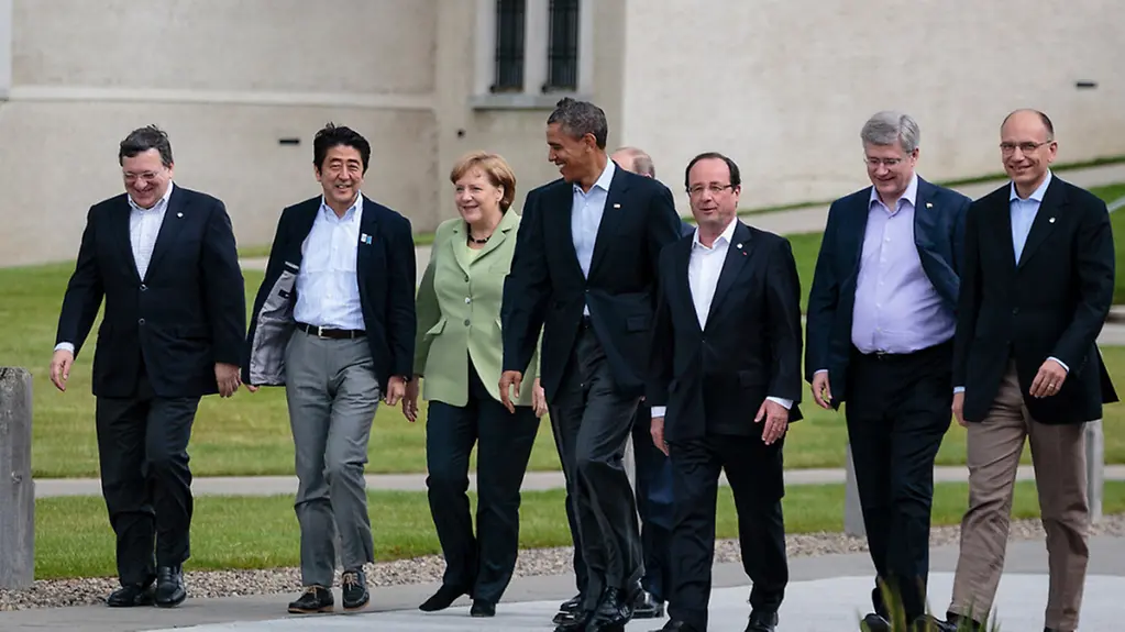 The heads of state and government enjoy a stroll.