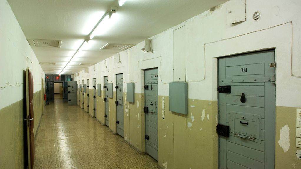 Ein Gang im Gefängnis mit vielen verschlossenen Gefängnistüren