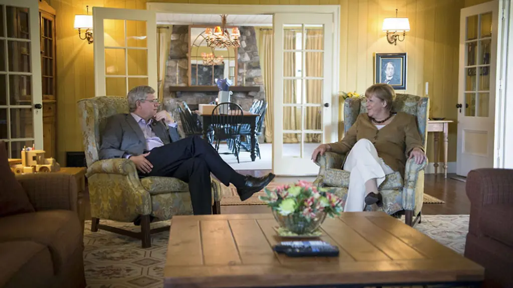 Angela Merkel and Stephen Harper in discussion at the summer residence of the Canadian Prime Minister.