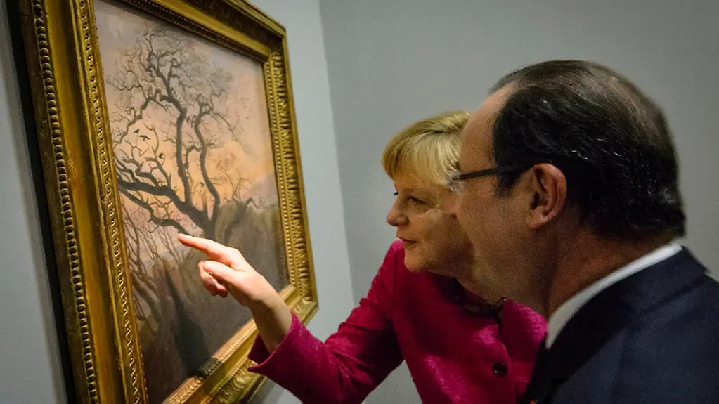 Angela Merkel and François Hollande admire the painting in the Louvre.