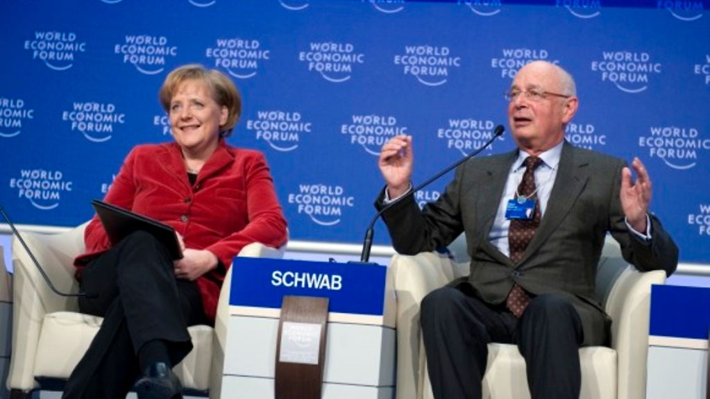 Angela Merkel auf dem Podium des Weltwirtschaftsforums, mit Professor Klaus Schwab
