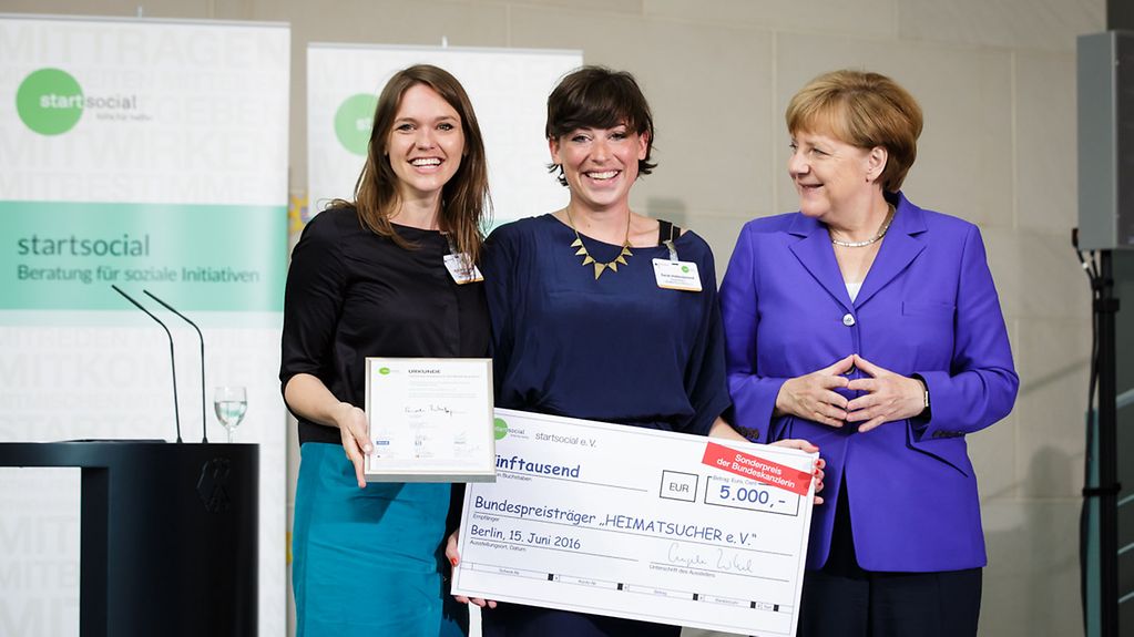 Bundeskanzlerin Angela Merkel bei der Verleihung des Preises startsocial mit den Preisträgerinnen des Sonderpreises der Bundeskanzlerin.