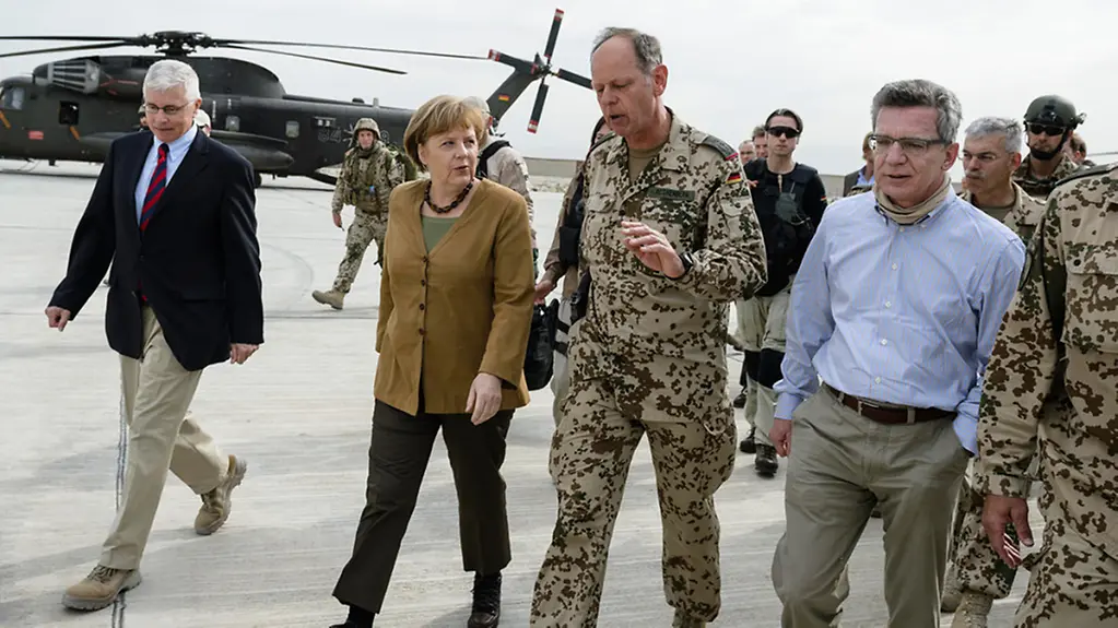 Federal Defence Minister Thomas de Maizière accompanied Chancellor Angela Merkel on her visit to German troops stationed in Kunduz in Northern Afghanistan.