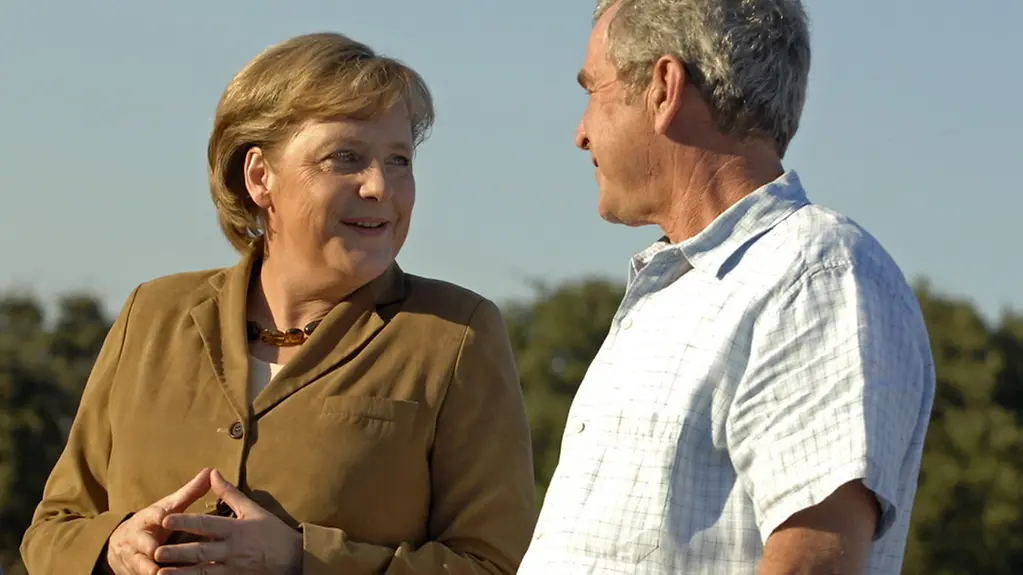 Chancellor Angela Merkel and US President George W. Bush on the Chancellor's arrival at the ranch in Texas.