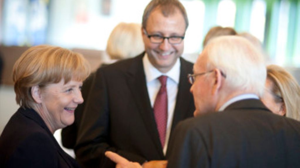 Bundeskanzlerin Merkel, Verfassungsgerichtspräsident Voßkuhle und Altbundespräsident Herzog beim Festakt zum 60-jährigen Bestehen des Bundesverfassungsgerichts in Karlsruhe