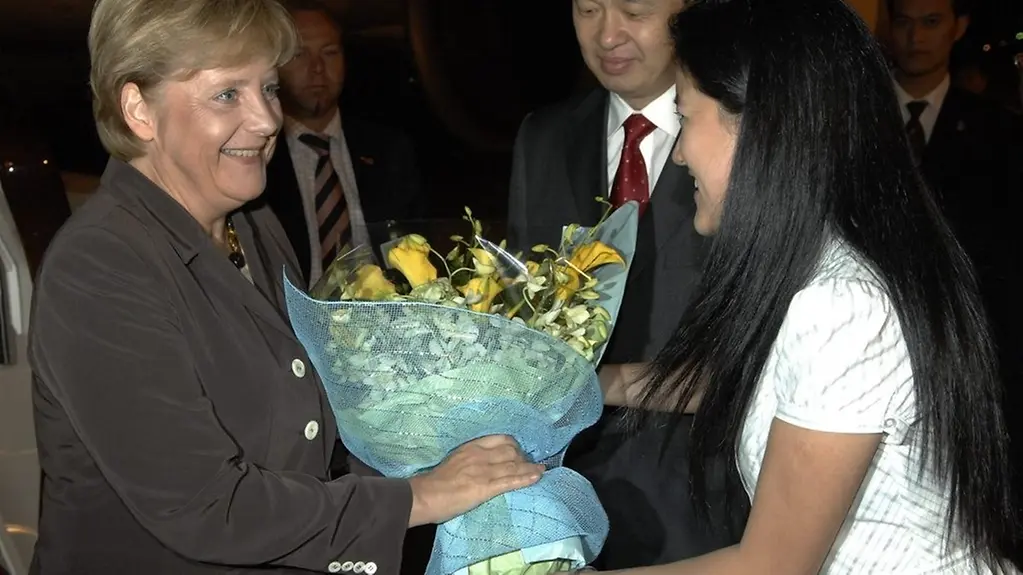 Merkel arrives in Beijing