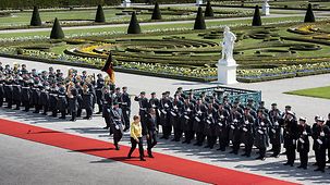 US-Präsident Barack Obama und Bundeskanzlerin Angela Merkel im Schloss Herrenhausen beim Empfang mit militärischen Ehren.