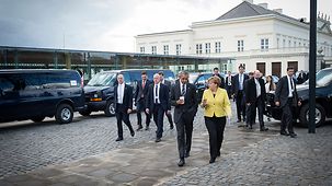 US-Präsident Barack Obama und Bundeskanzlerin Angela Merkel gehen zur Eröffnung der Hannover Messe.