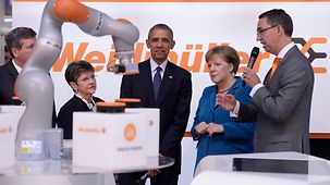 Bundeskanzlerin Angela Merkel und US-Präsident Barack Obama beim Messerundgang.
