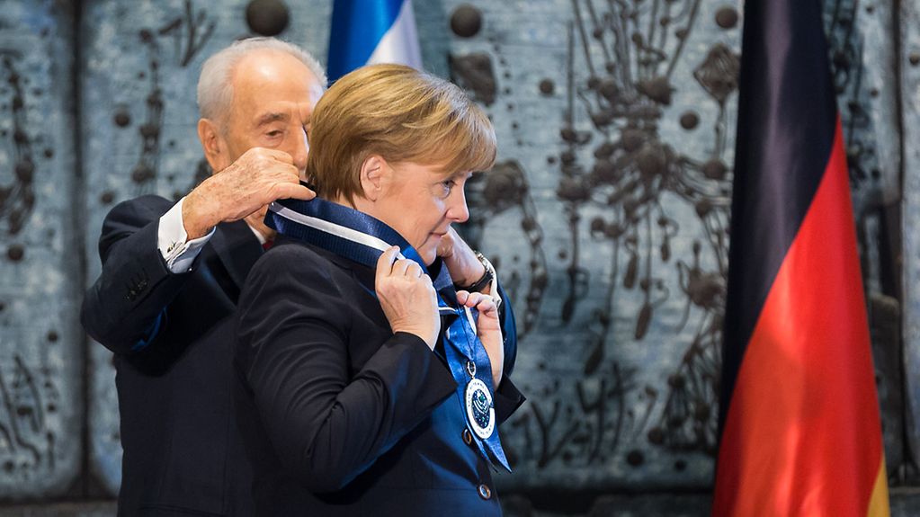 Bundeskanzlerin Angela Merkel bekommt von Israels Präsident Shimon Peres den Orden "Presidential Award of Distinction" verliehen.