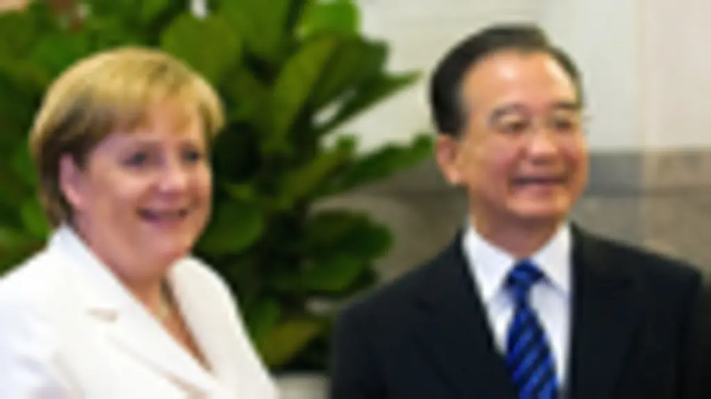 The Chinese Prime Minister Wen Jiabao welcomes Federal Chancellor Angela Merkel in the Great Hall of the People.
