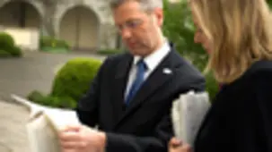 Federal Environment Minister Norbert Röttgen and Press Officer Christine Schwarte with papers