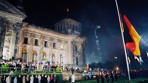 Hissen der Fahne der Bundesrepublik Deutschland vor dem Reichstag im Rahmen der Feierlichkeiten zur Wiedervereinigung.