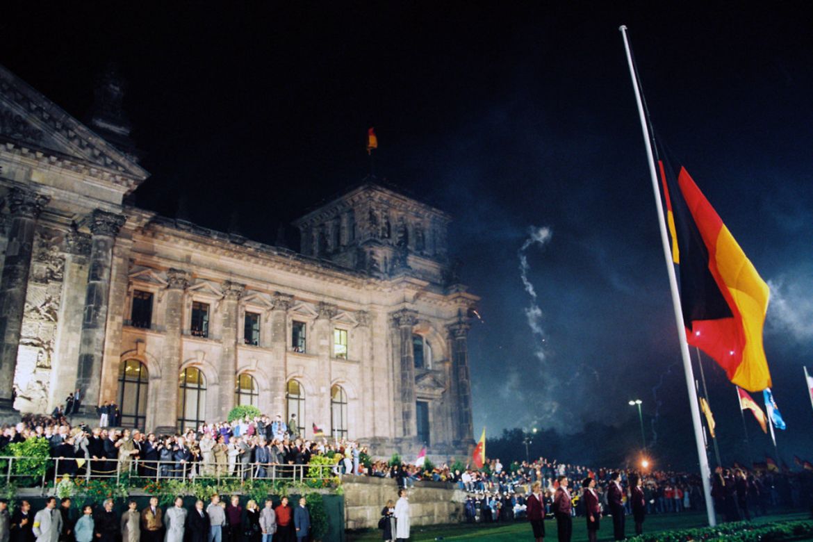 Hissen der Fahne der Bundesrepublik Deutschland vor dem Reichstag im Rahmen der Feierlichkeiten zur Wiedervereinigung.