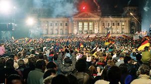 Ein Feuerwerk vor dem Reichstagsgebäude ist der Höhepunkt der Feierlichkeiten am Tag der Deutschen Einheit.