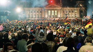 Ein Feuerwerk vor dem Reichstagsgebäude ist der Höhepunkt der Feierlichkeiten am Tag der Deutschen Einheit.