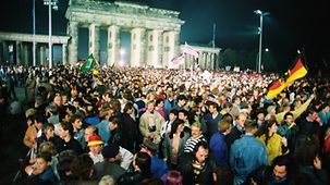 Menschenmenge vor dem Brandenburger Tor in der Nacht zum 3. Oktober