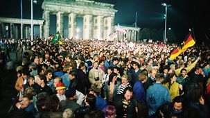 Menschenmenge vor dem Brandenburger Tor in der Nacht zum 3. Oktober