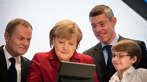Angela Merkel and Donald Tusk with a tablet and the 14-year-old developer Felix Guttbier