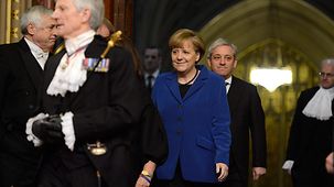 Bundeskanzlerin Angela Merkel trifft im britischen Parlament in London ein.