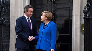 Bundeskanzlerin Angela Merkel wird von Großbritanniens Premierminister David Cameron in der Downing Street begrüßt