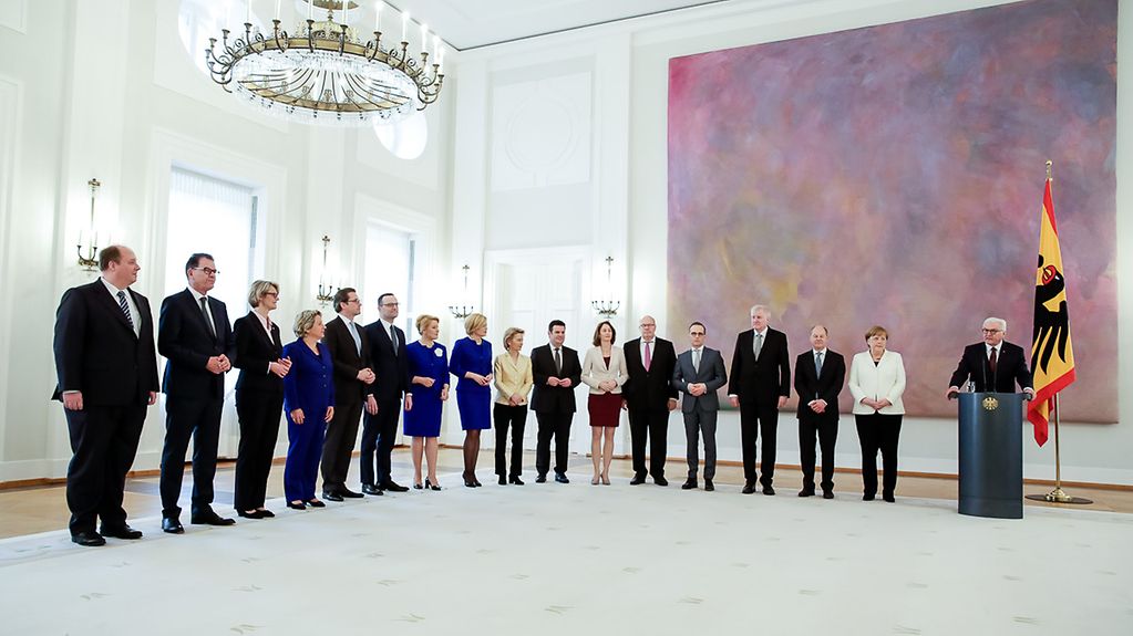 Gruppen-Foto der Ministerinnen und Minister und der Kanzlerin am 14. März 2018 beim Bundes-Präsidenten